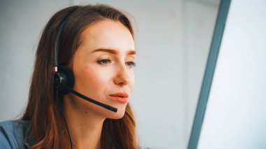 Ofiste çalışan kulaklık takan işadamları uzak müşteri ya da meslektaşlarını desteklemek için çalışıyorlar. Çağrı merkezi, tele pazarlama, müşteri destek acentesi telefon görüşmesinde hizmet sağlıyor. Jivy