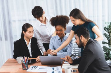 Çok ırklı analist ekibi toplantı masasındaki mali raporu analiz etmek için BI gösterge tablosunu kullanıyor. Çeşitli iş adamlarından oluşan bir grup, FIntech 'in veri analizini başarılı iş pazarlaması için kullanır. Uyum