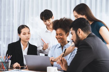 Mutlu iş adamları birlikte çalışır, şirket ofisinde tartışırlar. Profesyonel ve çeşitlilik takım çalışması iş planını bilgisayarda tartışır. Modern çok kültürlü ofis çalışanı. Uyum