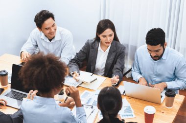 Çok ırklı analist ekibi toplantı masasındaki mali raporu analiz etmek için BI gösterge tablosunu kullanıyor. Çeşitli iş adamlarından oluşan bir grup, FIntech 'in veri analizini başarılı iş pazarlaması için kullanır. Uyum