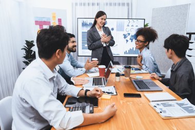 Genç Asyalı iş kadını modern toplantıda TV ekranında veri analizi paneli sunuyor. Bir grup iş adamıyla konferans odasında iş sunumu. Uyum