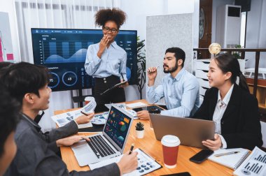 Genç Afrikalı iş kadını modern toplantıda TV ekranında veri analizi paneli sunuyor. Bir grup iş adamıyla konferans odasında iş sunumu. Uyum