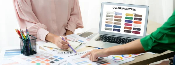 Kreative Grafik Design Präsentiert Selektive Farbe Während Manager Mit Laptop — Stockfoto