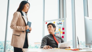 Mutsuz iş adamları ofiste iş sorununu tartışıyorlar. İflas ve kayıp konsepti. Jivy