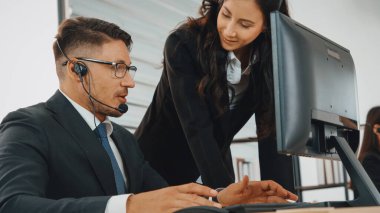 Ofiste çalışan kulaklık takan işadamları uzak müşteri ya da meslektaşlarını desteklemek için çalışıyorlar. Çağrı merkezi, tele pazarlama, müşteri destek acentesi telefon görüşmesinde hizmet sağlıyor. Jivy