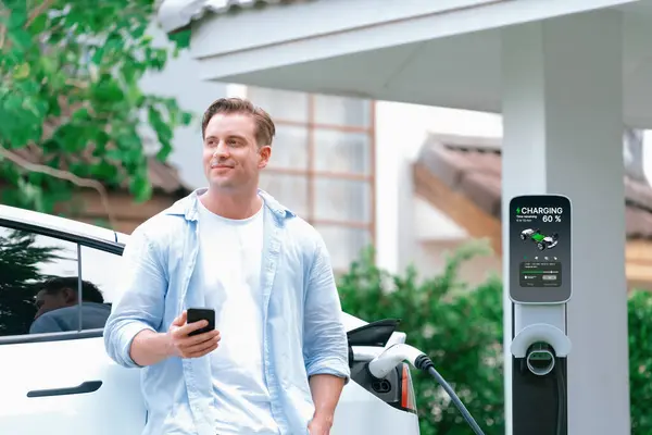 Moderne Umweltfreundliche Mann Lädt Elektrofahrzeug Von Hause Ladestation Innovative Nutzung — Stockfoto