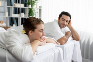 Kafkas çift müşterisi stres önleyici spa masajının keyfini çıkarıyor ve lüks otel veya oteldeki gündüz açık hava ortamında güzellik teniyle eğleniyor. Sessiz.