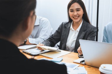 Çok ırklı analist ekibi toplantı masasındaki mali raporu analiz etmek için BI gösterge tablosunu kullanıyor. Çeşitli iş adamlarından oluşan bir grup, FIntech 'in veri analizini başarılı iş pazarlaması için kullanır. Uyum