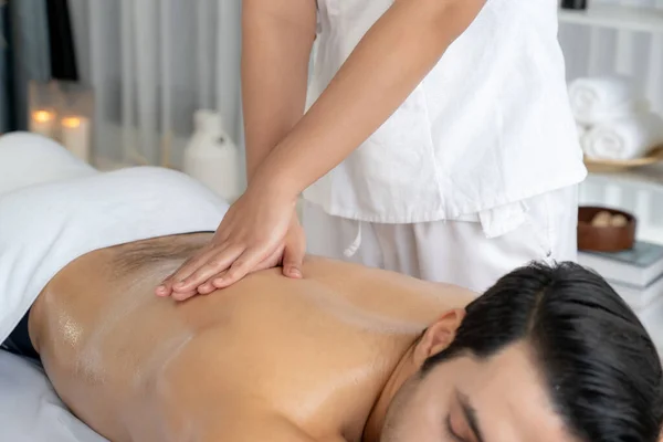 Cliente Uomo Caucasico Godendo Rilassante Massaggio Spa Stress Coccole Con — Foto Stock