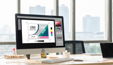 Web sayfasının modern tasarımı ve bilgisayar ekranında gösterilen ticari reklamlar için grafiksel tasarımcı yazılımı