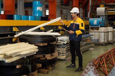 Mühendis, fabrika deposunda yeniden kullanım amaçlı sanayi ürünleri veya malzemelerini inceler ve yönetir. Verimli üretim için ağır endüstriyel ürünlerin kalite kontrol denetimi. Örnek gösteriliyor