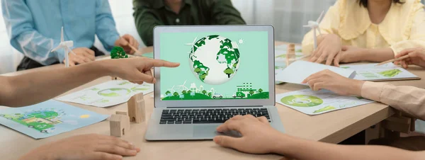 Grön Stads Logotyp Visas Bärbar Dator Vid Ett Grönt Affärsmöte — Stockfoto