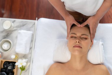 Panorama 'da kadınların stres önleyici kafa masajından ve lüks tatil beldesi veya otel spa salonundaki modern ışık ortamında yüz güzelliği eğlencelerini şımartmaktan hoşlandığı bir manzara var. Sessiz.
