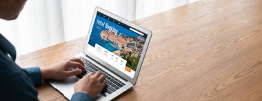Çevrimiçi otel konaklama rezervasyon sitesi mod rezervasyon sistemi sağlar. Seyahat teknolojisi kavramı .