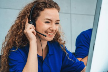 Ofiste çalışan kulaklık takan işadamları uzak müşteri ya da meslektaşlarını desteklemek için çalışıyorlar. Çağrı merkezi, tele pazarlama, müşteri destek acentesi telefon görüşmesinde hizmet sağlıyor. Jivy