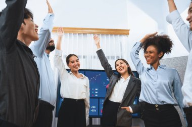 Çeşitli iş adamları başarılı bir toplantıyı ofis toplantısındaki mutluluk ifadeleriyle kutluyor. Bu toplantı birlik başarısı ve profesyonel bütünlüğü temsil ediyor. Uyum