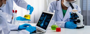 Laboratuvar araştırma ekibi, bilimsel uzmanlık, laboratuvar ekipmanları ve yenilikçi tıbbi biyoteknoloji yazılımı ile sağlık hizmetlerini ilerleterek yeni ilaçlar araştırıyor ve tedavi geliştiriyor. Panorama Katı