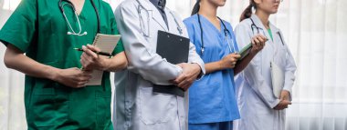 Kendine güvenen ve profesyonel tıbbi personel ekibi, sağlık hizmetleri ve hastane geçmişindeki doktor liderleri olarak birlikte sırada bekliyor. Takım çalışması başarılı bir tıbbi tedaviye yol açar. Panorama Katı