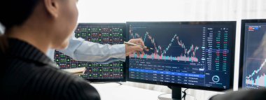 Uzman başarılı işadamı, büyüyen borsa grafiğini işaret ederken akıllı yatırımcılara borsa yatırımı sundu. İşbirlikçi tüccar yatırım hakkında konuşuyor. Filizlenen.