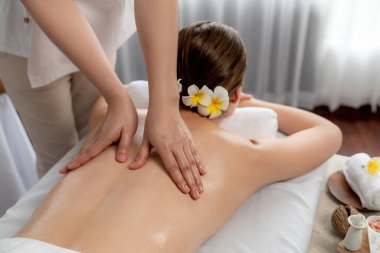Kafkasyalı kadın müşteri stres önleyici spa masajının keyfini çıkarıyor ve lüks otel ya da oteldeki gündüz açık ortam güzellik salonunda güzellik teniyle eğleniyor. Sessiz.