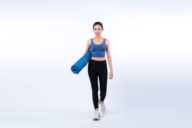 Spor kıyafetleriyle spor minderiyle genç ve çekici Asyalı kadın portresi. Sağlıklı egzersiz ve rutin yaşam tarzı konsepti. Stüdyo çekimi izole edildi. Kuvvetli