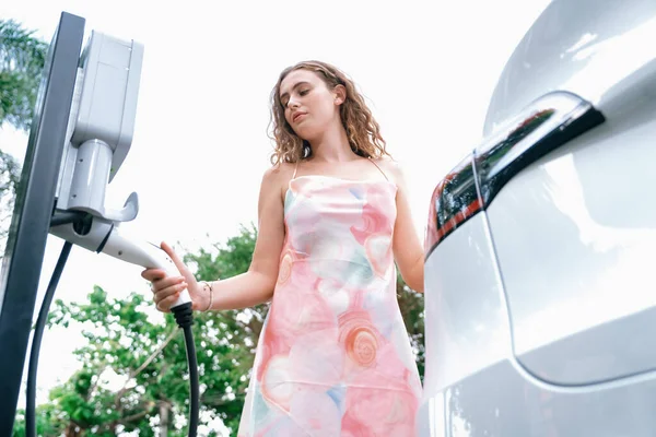 Ekologiczna Świadoma Kobieta Ładująca Nowoczesny Pojazd Elektryczny Stacji Ładowania Technologia — Zdjęcie stockowe