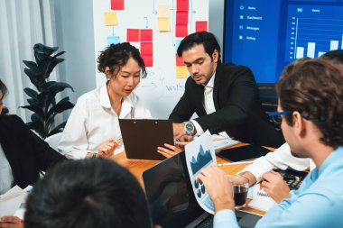 Finansal veri raporunu analiz eden çeşitli bir grup iş analisti. Mali veri analiz çizelgesi ve grafik paneli stratejik pazarlama planlama için toplantı odasında TV ekranında. Habiliment