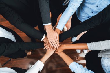 Çok ırklı iş adamları toplantı odasında iş birliği ya da şirket çalışanları için takım oluşturma amacıyla bir araya toplanıyorlar. Çok titiz.
