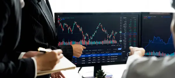 Gruppo Trader Professione Discutere Investimenti Borsa Mentre Punto Grafico Finanziario — Foto Stock