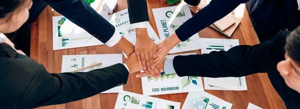 Grupa Ludzi Biznesu Umieścić Stos Dłoni Wykazując Synergię Współpracy Korporacyjnej — Zdjęcie stockowe