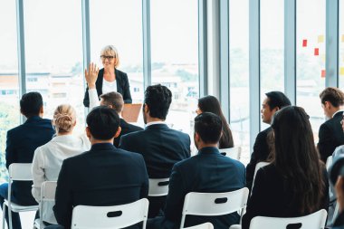 Bir grup iş adamı seminer konferansında toplanıyor. Seyirciler, çalışanların eğitim seanslarındaki eğitmenleri dinliyor. Uzman konuşmacı ile ofis çalışanları toplantısı. Jivy
