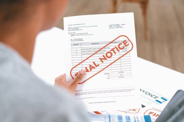 Stresli genç bayanın kredi kartı borçlarıyla ilgili mali sorunları var. Kötü kişisel para ve ipotek yönetimi krizi kavramının önemli bir göstergesi..