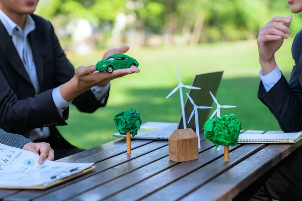 Группа Азиатских Бизнесменов Представляет Экологически Чистый План Развития Устойчивый Технологический — стоковое фото