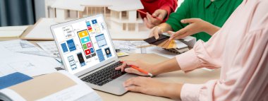 İç mimari ekibinin kırpılmış resmi, mobil uygulama ve web sitesi için UI ve UX tasarımları görüntülenirken renk örnekleri kullanarak renk sunar. Yaratıcı tasarım ve iş konsepti. Değiştirilmiş.