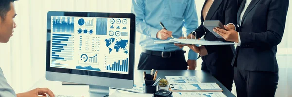 商业情报和数据分析概念 分析小组在笔记本电脑屏幕上的财务数据分析仪表板 作为有效业务战略规划的营销指示 — 图库照片