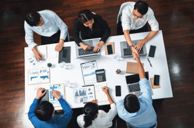 Üst düzey analist takım lideri iş zekası ya da BI gösterge paneli ile FIntech yazılım gücünü kullanarak başarılı veri analizi toplantısından sonra iş arkadaşıyla tokalaşıyor. Tedbirli
