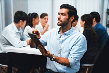 Ofiste çalışan iş arkadaşı ve iş adamlarının geçmişine sahip özgüven ve mutlu gülümseyen iş adamı portresi. Ofis çalışanı takım çalışması ve pozitif iş yeri konsepti. Tedbirli