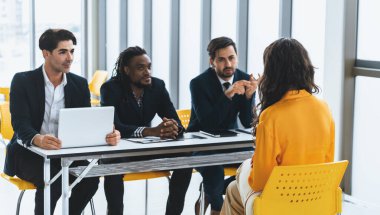 Çeşitlilik toplayıcıları parlak ofiste adaylarla röportaj yaparlar. Bir grup insan kaynakları uzmanı yeni bir pozisyon için başvuran kişiyi açıklıyorlar. Röportaj yapılan kişiye bir soru sordu. Entelektüel.