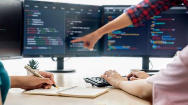 Genç yetenekli web geliştiricisi bilgisayar modern ofis şirketinde program kodu sergilerken not alan kadın programcı. Java betiği, web tasarım konsepti. Filizlenen.