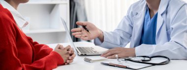 Hastanedeki doktor randevusunun bulanık geçmişinde bilgisayarın tıbbi raporunu ya da hasta sağlığının teşhisini göstermesi. Tıbbi danışmanlık ve sağlık hizmetleri. Panorama Katı