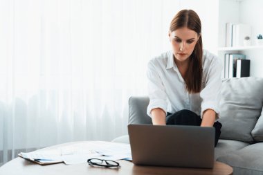 Stresli genç kadının kredi kartı borçlarıyla ilgili maddi sorunları var. Kötü kişisel para ve ipotek yönetimi krizi kavramını en üst düzeyde göstermesi gerekiyor..