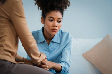 Travma sonrası stres bozukluğu olan üzgün bir kadın psikoloğu, depresyon ya da kalp yetmezliğinden sonra üzüntülü bir ruh sağlığı terapisi görüyor. Hayal kırıklığına uğramış genç bir kadın klinikteki duygular hakkında bir psikologla konuşuyor.
