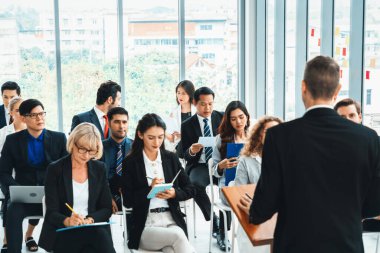 Bir grup iş adamı seminer konferansında toplanıyor. Seyirciler, çalışanların eğitim seanslarındaki eğitmenleri dinliyor. Uzman konuşmacı ile ofis çalışanları toplantısı. Jivy