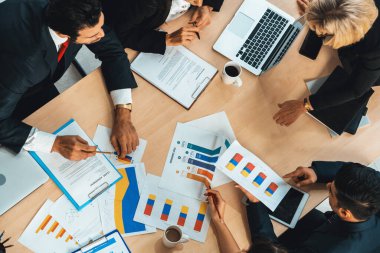 İş adamları grup toplantısı ofiste yukarıdan çekildi. İş kadınları, iş adamları ve ofis çalışanları toplantı masasında proje planlama belgeleriyle takım konferansında çalışıyorlar. Jivy