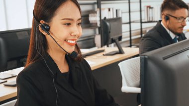 Ofiste çalışan kulaklık takan işadamları uzak müşteri ya da meslektaşlarını desteklemek için çalışıyorlar. Çağrı merkezi, tele pazarlama, müşteri destek acentesi telefon görüşmesinde hizmet sağlıyor. Jivy