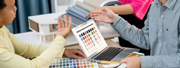 Architetto Professionista Presenta Selezione Dei Colori Utilizzando Laptop Visualizzato Colore — Foto Stock
