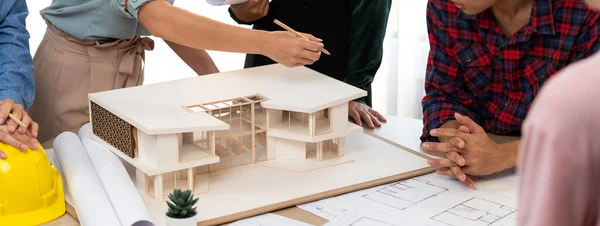 建築家チームの分析と家の構造についてのブレインストーミングハウスモデル ブループリント 建築機器が散在する会議テーブル クリエイティブデザインとチームワーク バージョニング — ストック写真