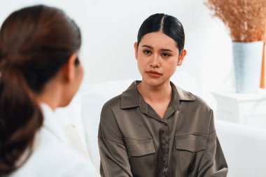 Ruh sağlığı için psikolog, depresyon ya da yaşam başarısızlığından sonra keder tedavisi gören üzgün bir kadın. Hayal kırıklığına uğramış genç bir kadın klinikteki duygular hakkında bir psikologla konuşuyor.