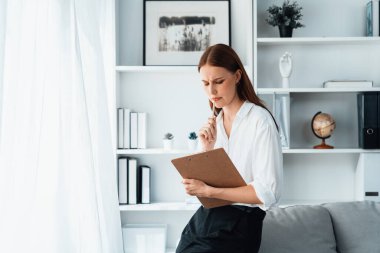 Klinikteki psikolog kadın. Profesyonel portresi. Dostane gülümsemesiyle hastayı psikoloğa davet ediyor. Tecrübeli ve kendine güvenen psikolog son derece uzmandır.