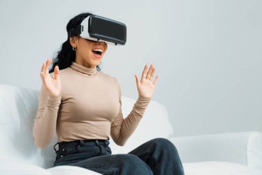 Sanal gerçeklik gözlüğü kullanan genç bir kadın çok önemli online alışveriş deneyimleri için evde. Sanal gerçeklik VR yeniliği kadın dijital eğlence yaşam tarzı için optimize edildi.